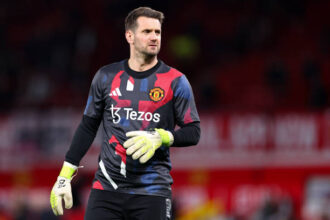 Man United có kế hoạch gia hạn với Heaton.